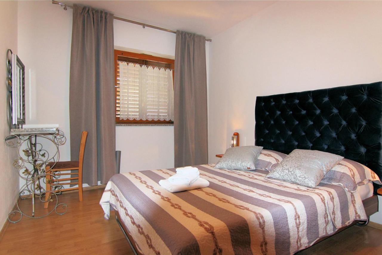 Apartmani VILLA KALINIC Njivice Bagian luar foto